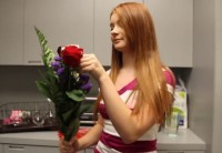 Рыжая милашка делает парню минет в благодарность за букет цветов