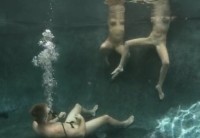 Голые секс-дайверы под водой с аквалангом пробуют жмж втроем